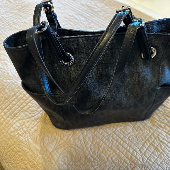 Michael Kors tote - Picture 2 of 3